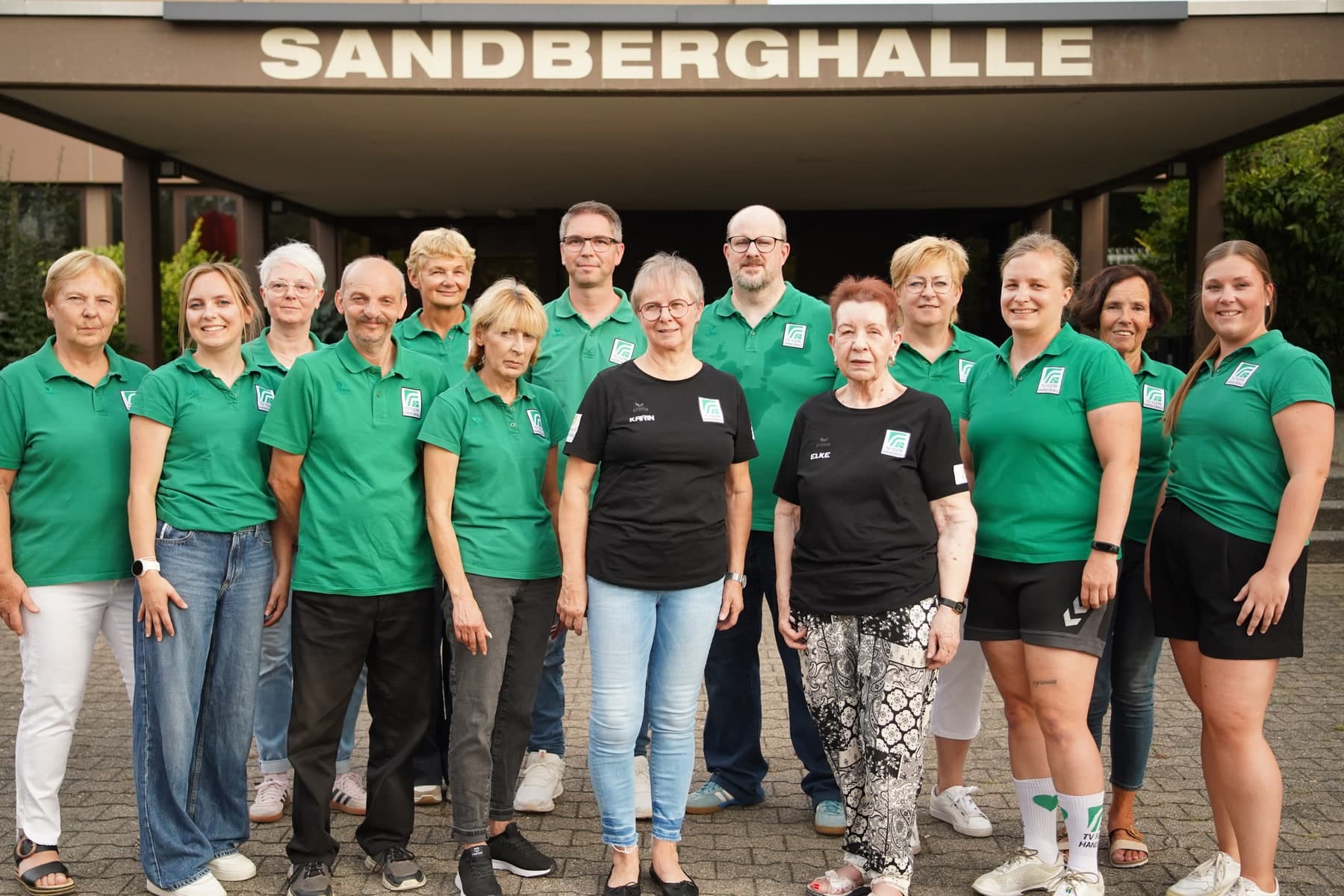 Helferinnen und Helfer der Handballabteilung vor der Sandberghalle