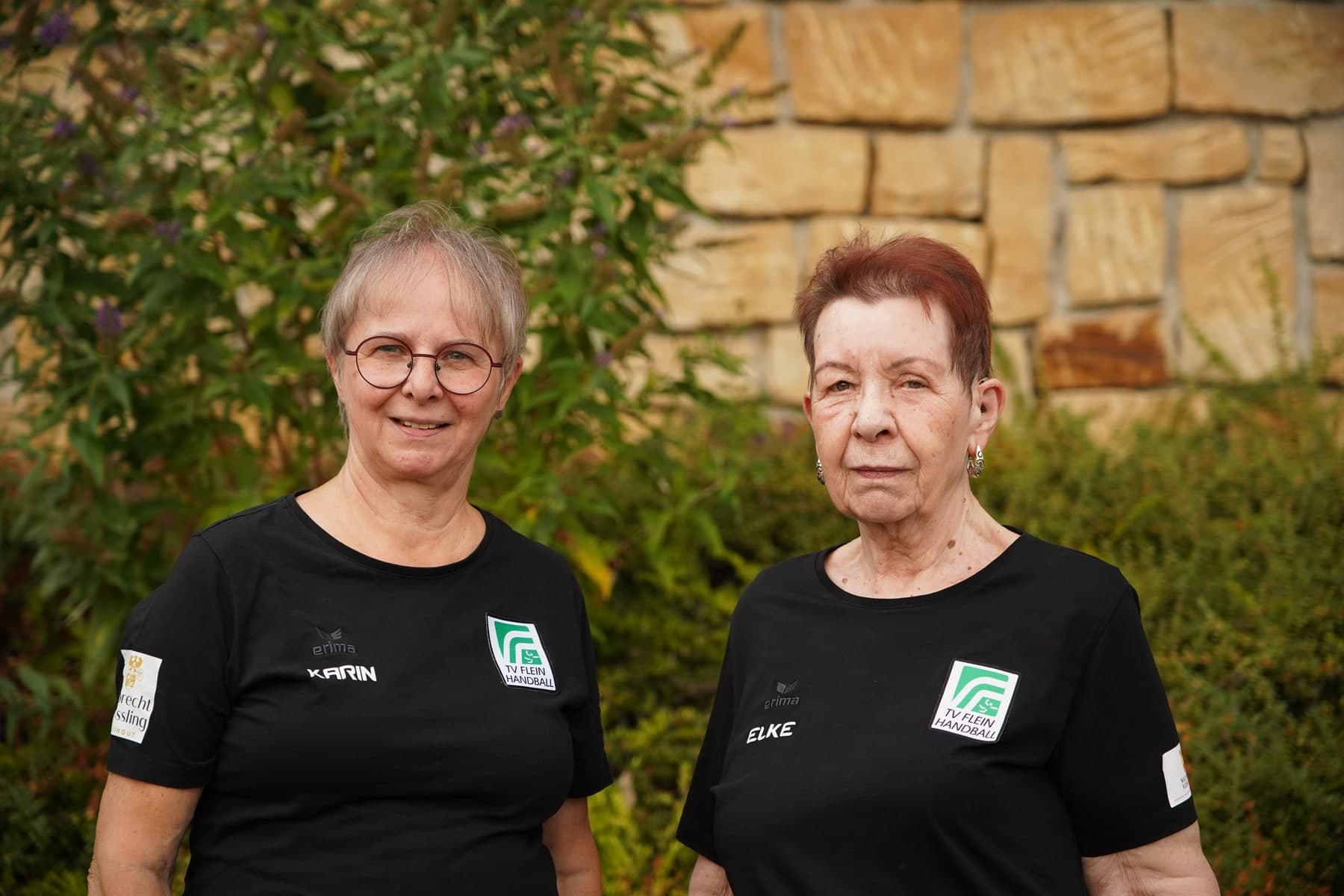 Karin Braun und Elke Beyreuther an der Sektbar